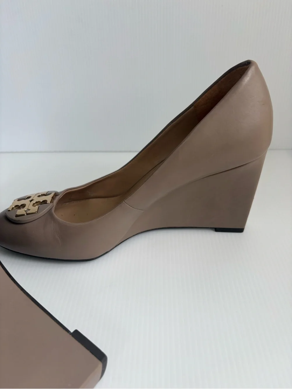 Tory Burch Luna 85mm Taupe Wedges Shoes Pumps Size 8 EUC